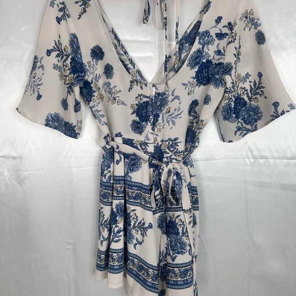 Floral Blue and White belted V neck and back lined romper size Small - Picture 5 of 9